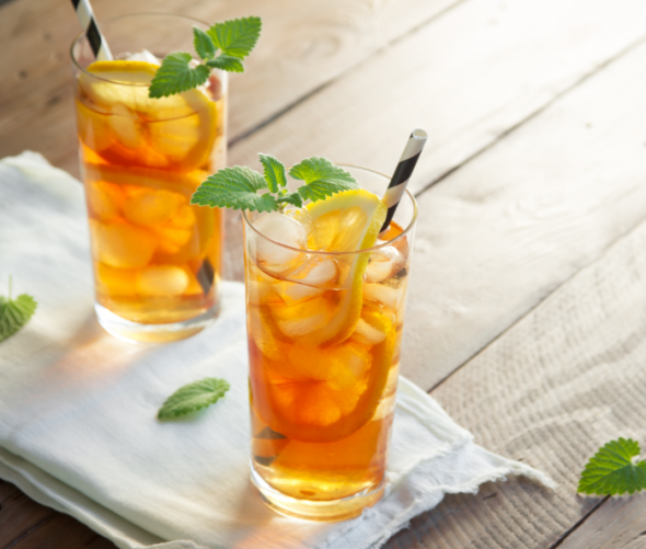 Chá Gelado de Canela com Manjericão