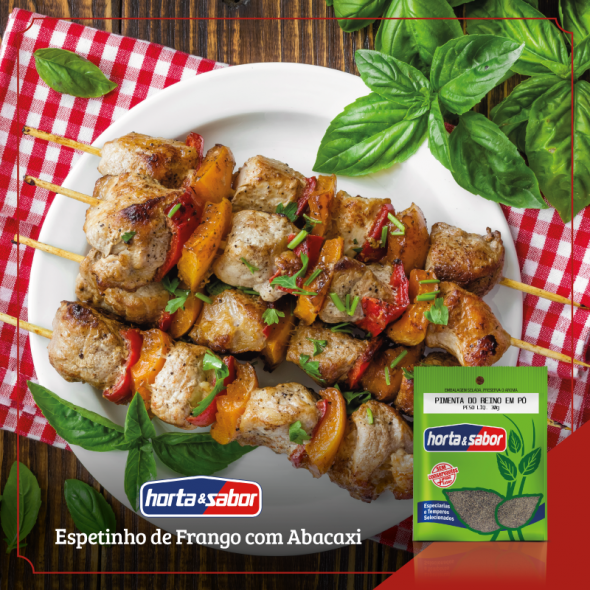 ESPETINHO DE FRANGO COM ABACAXI